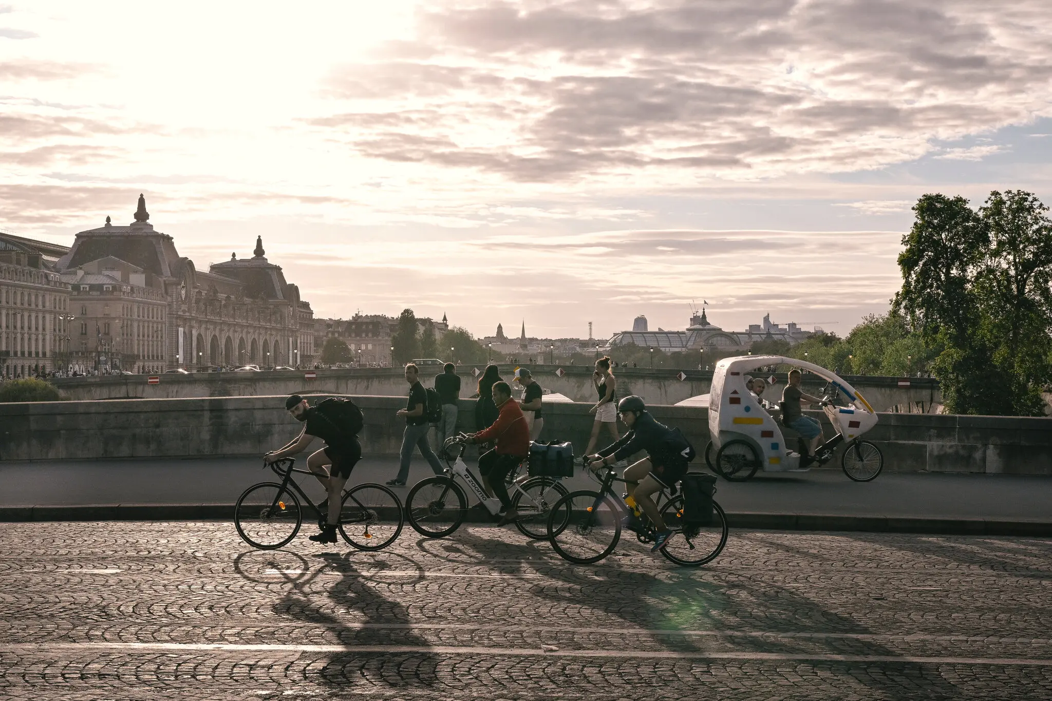 Гордість і патріотизм, здається, відновилися, і Париж знову зачарував.